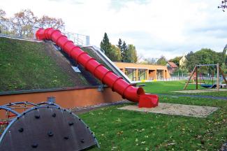 The roof slide in the “Rasselbande” kindergarten in Erfurt/Germany is an added play option for the children. Roof slide on a green roof